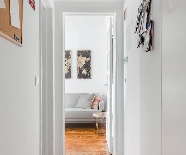 Stroll To Coffee Shops Near A Renovated Hillside In Graça Apartamento Lisboa