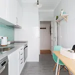 Appartement Stroll to Coffee Shops Near a Renovated Hillside Apartment in Graça *