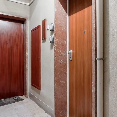 Stroll To Coffee Shops Near A Renovated Hillside In Graca Apartamento *