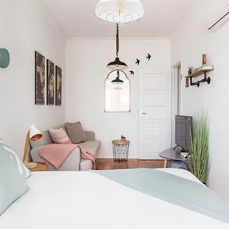 Stroll To Coffee Shops Near A Renovated Hillside In Graca Appartement