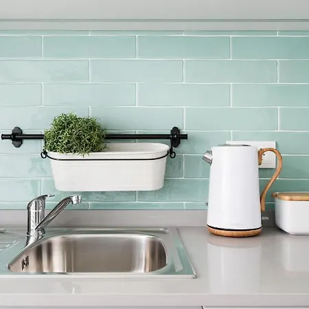 Stroll To Coffee Shops Near A Renovated Hillside In Graça Lisboa