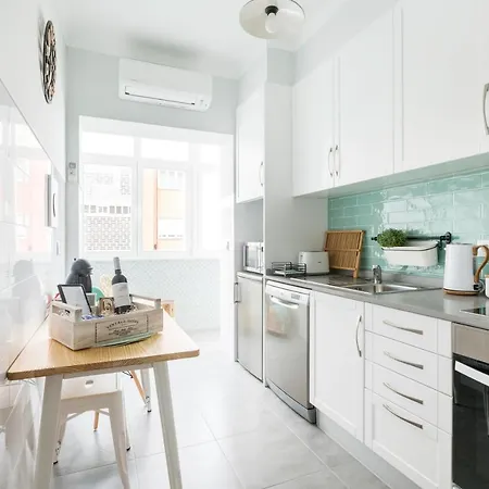 Stroll To Coffee Shops Near A Renovated Hillside In Graca Appartement