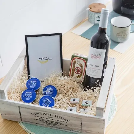 Stroll To Coffee Shops Near A Renovated Hillside In Graça Lisboa