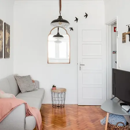 Apartamento Stroll To Coffee Shops Near A Renovated Hillside In Graca