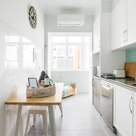 Appartement Stroll To Coffee Shops Near A Renovated Hillside In Graça