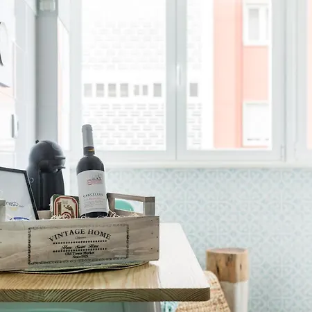 Stroll To Coffee Shops Near A Renovated Hillside In Graça Appartement Lisboa