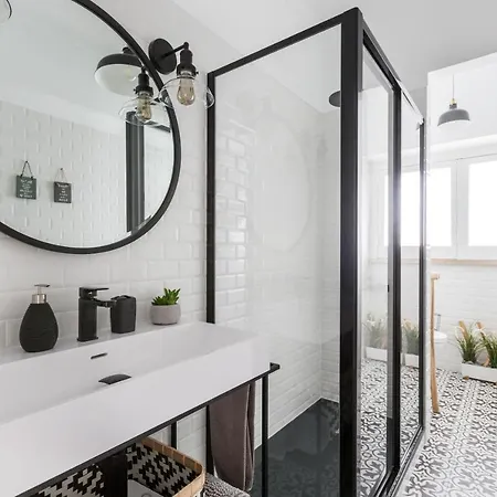 Stroll To Coffee Shops Near A Renovated Hillside In Graca Lissabon