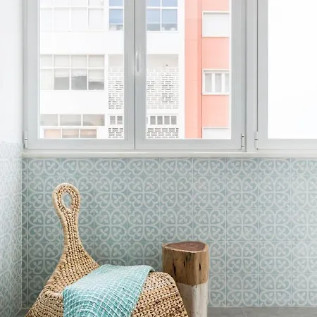 Stroll To Coffee Shops Near A Renovated Hillside In Graça Appartement *