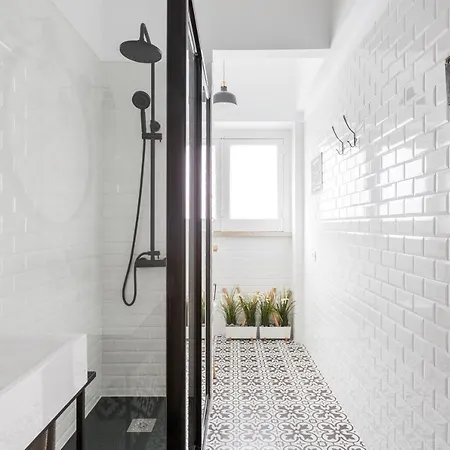 Stroll To Coffee Shops Near A Renovated Hillside In Graca Appartement Lissabon