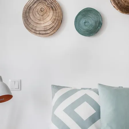 Stroll To Coffee Shops Near A Renovated Hillside In Graça Appartement *