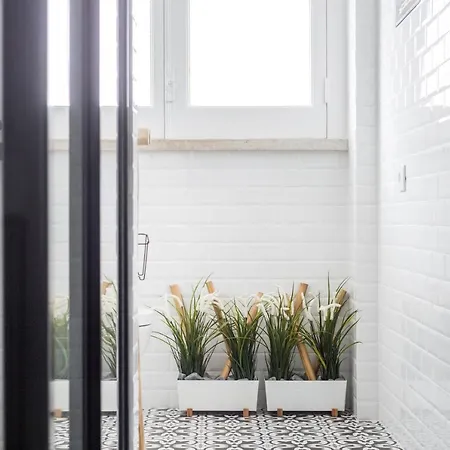 Appartement Stroll To Coffee Shops Near A Renovated Hillside In Graça