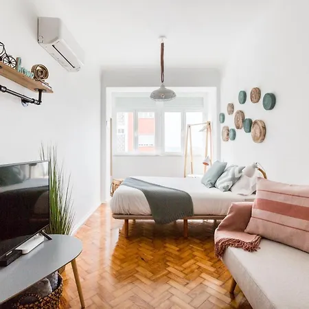 Stroll To Coffee Shops Near A Renovated Hillside In Graca Appartement
