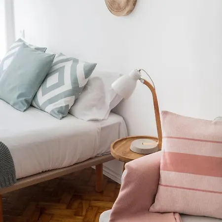 Stroll To Coffee Shops Near A Renovated Hillside In Graca Lissabon