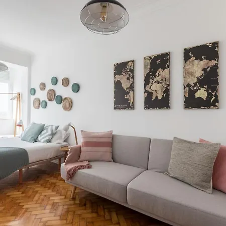 Stroll To Coffee Shops Near A Renovated Hillside In Graca Apartment *