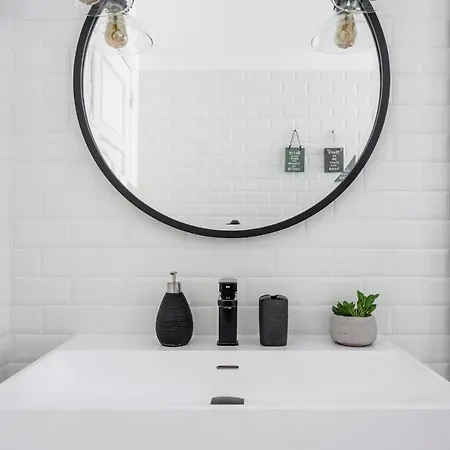 Stroll To Coffee Shops Near A Renovated Hillside In Graca Apartment