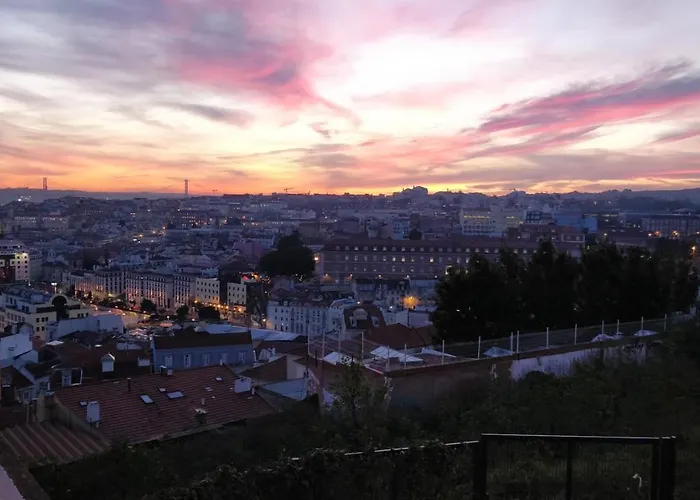 Stroll To Coffee Shops Near A Renovated Hillside In Graca ליסבון