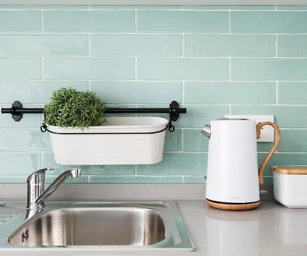 Stroll To Coffee Shops Near A Renovated Hillside In Graca ליסבון