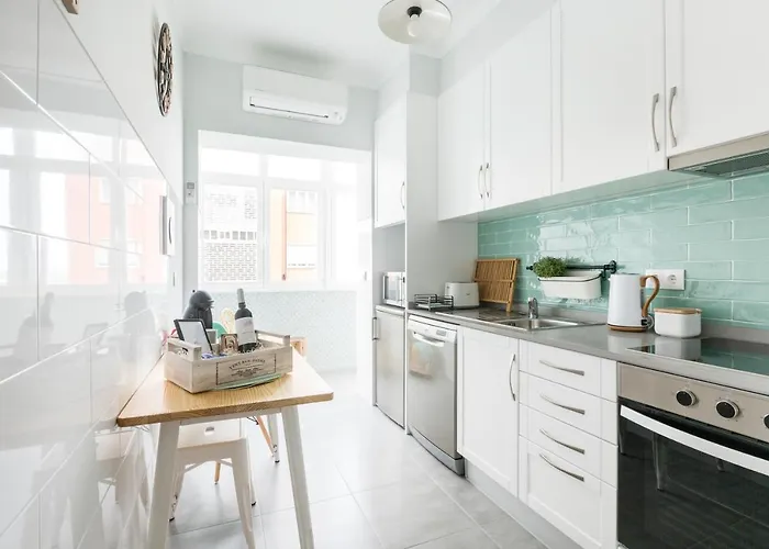 Stroll To Coffee Shops Near A Renovated Hillside In Graca דירה