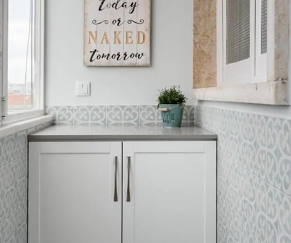 Stroll To Coffee Shops Near A Renovated Hillside In Graca