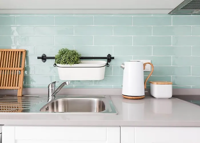 Stroll To Coffee Shops Near A Renovated Hillside In Graca * ליסבון