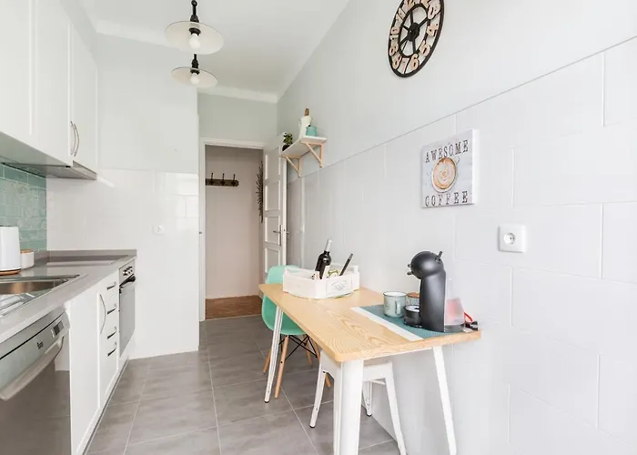 Stroll To Coffee Shops Near A Renovated Hillside In Graca דירה *