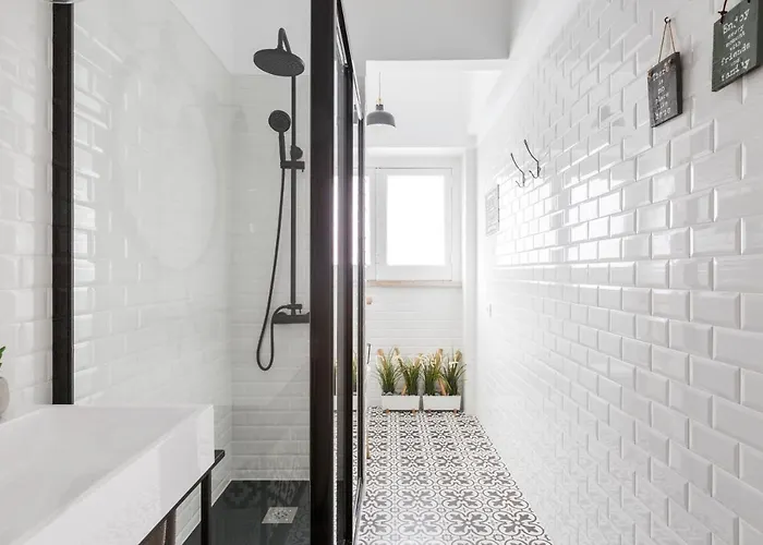 Stroll To Coffee Shops Near A Renovated Hillside In Graca דירה ליסבון