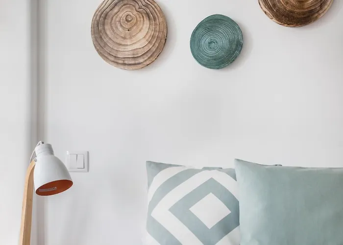 Stroll To Coffee Shops Near A Renovated Hillside In Graca דירה *