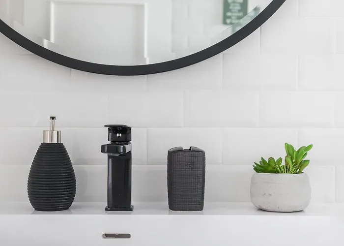 Stroll To Coffee Shops Near A Renovated Hillside In Graca * ליסבון