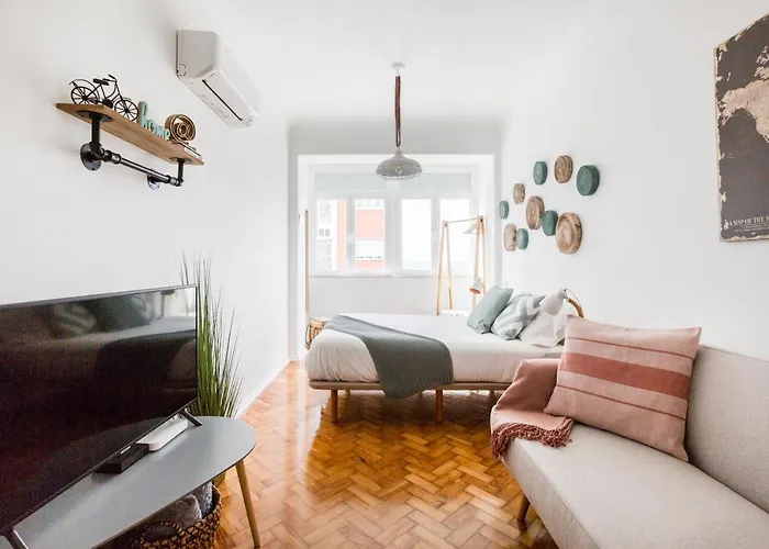 Stroll To Coffee Shops Near A Renovated Hillside In Graca דירה