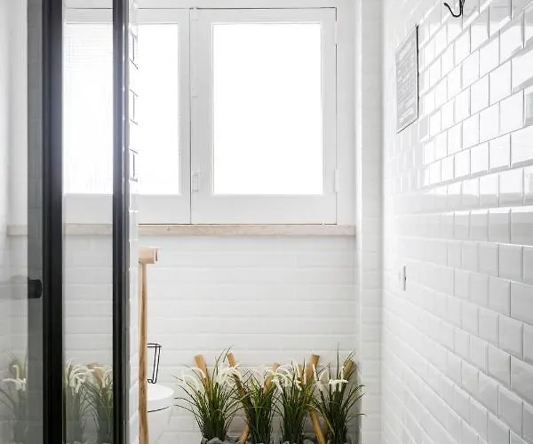 Stroll To Coffee Shops Near A Renovated Hillside In Graca ליסבון