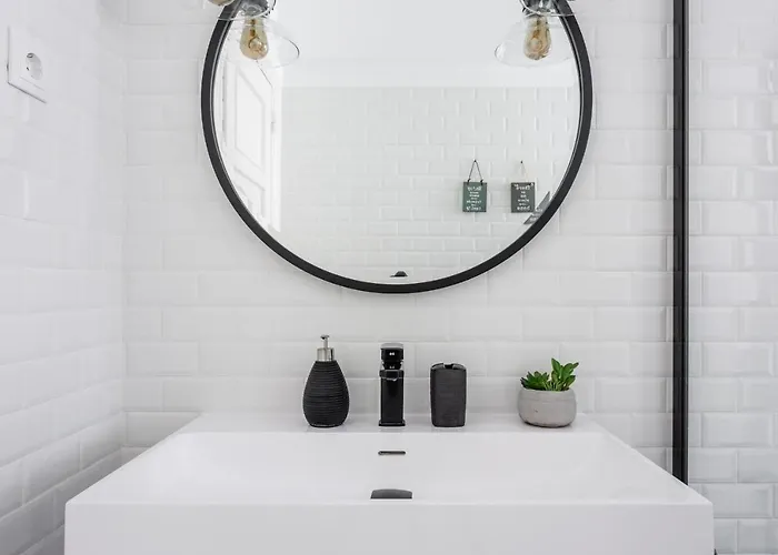 Stroll To Coffee Shops Near A Renovated Hillside In Graca דירה