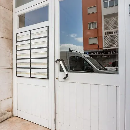 Stroll To Coffee Shops Near A Renovated Hillside In Graca Apartment *