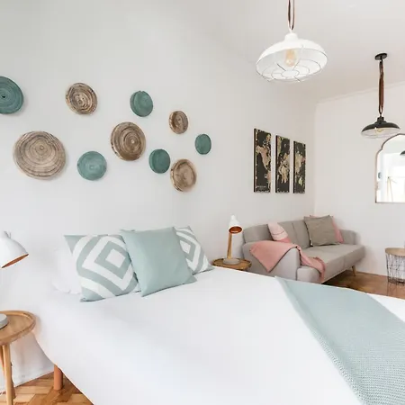 Apartment Stroll To Coffee Shops Near A Renovated Hillside In Graca Lisbon