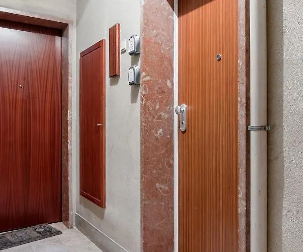 Stroll To Coffee Shops Near A Renovated Hillside In Graca Apartament *