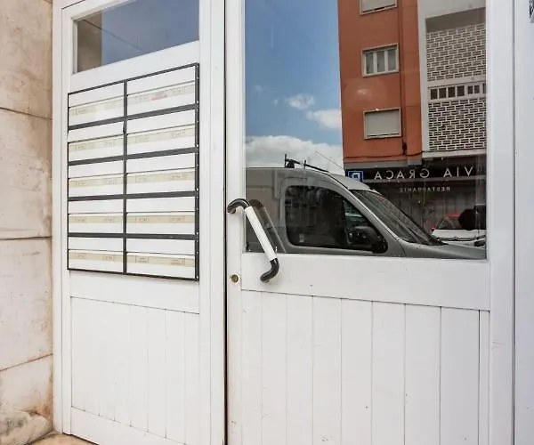 Stroll To Coffee Shops Near A Renovated Hillside In Graca Apartament *