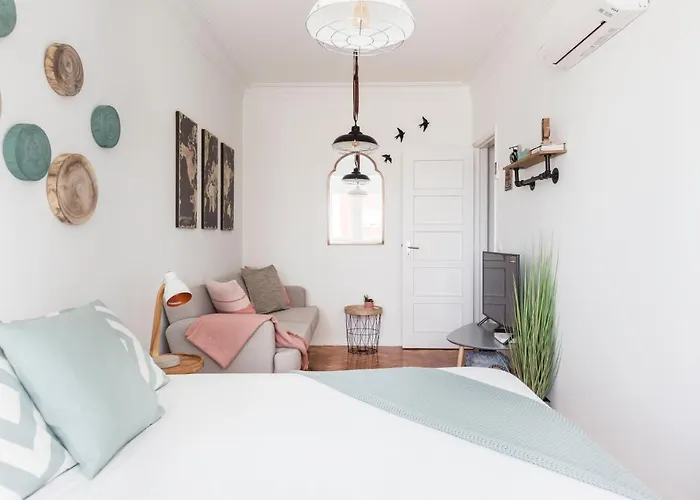 Stroll To Coffee Shops Near A Renovated Hillside In Graca Apartament