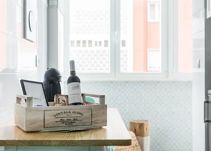 Stroll To Coffee Shops Near A Renovated Hillside In Graca Apartament Lizbona