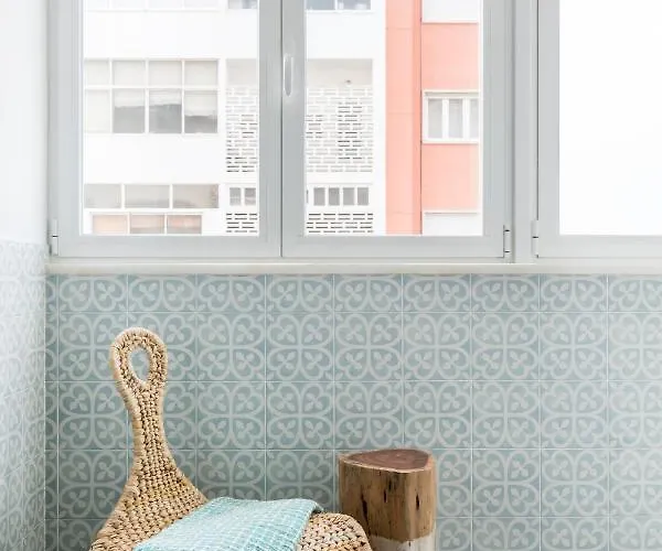 Stroll To Coffee Shops Near A Renovated Hillside In Graca Apartament *