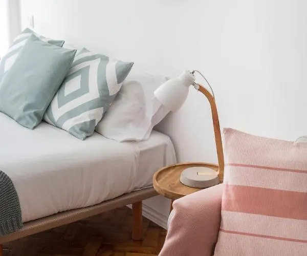 Stroll To Coffee Shops Near A Renovated Hillside In Graca Lizbona