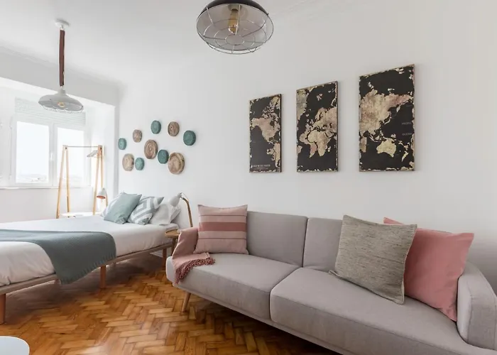 Stroll To Coffee Shops Near A Renovated Hillside In Graca Apartament *