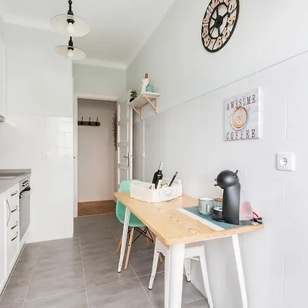 Stroll To Coffee Shops Near A Renovated Hillside In Graca 아파트 *